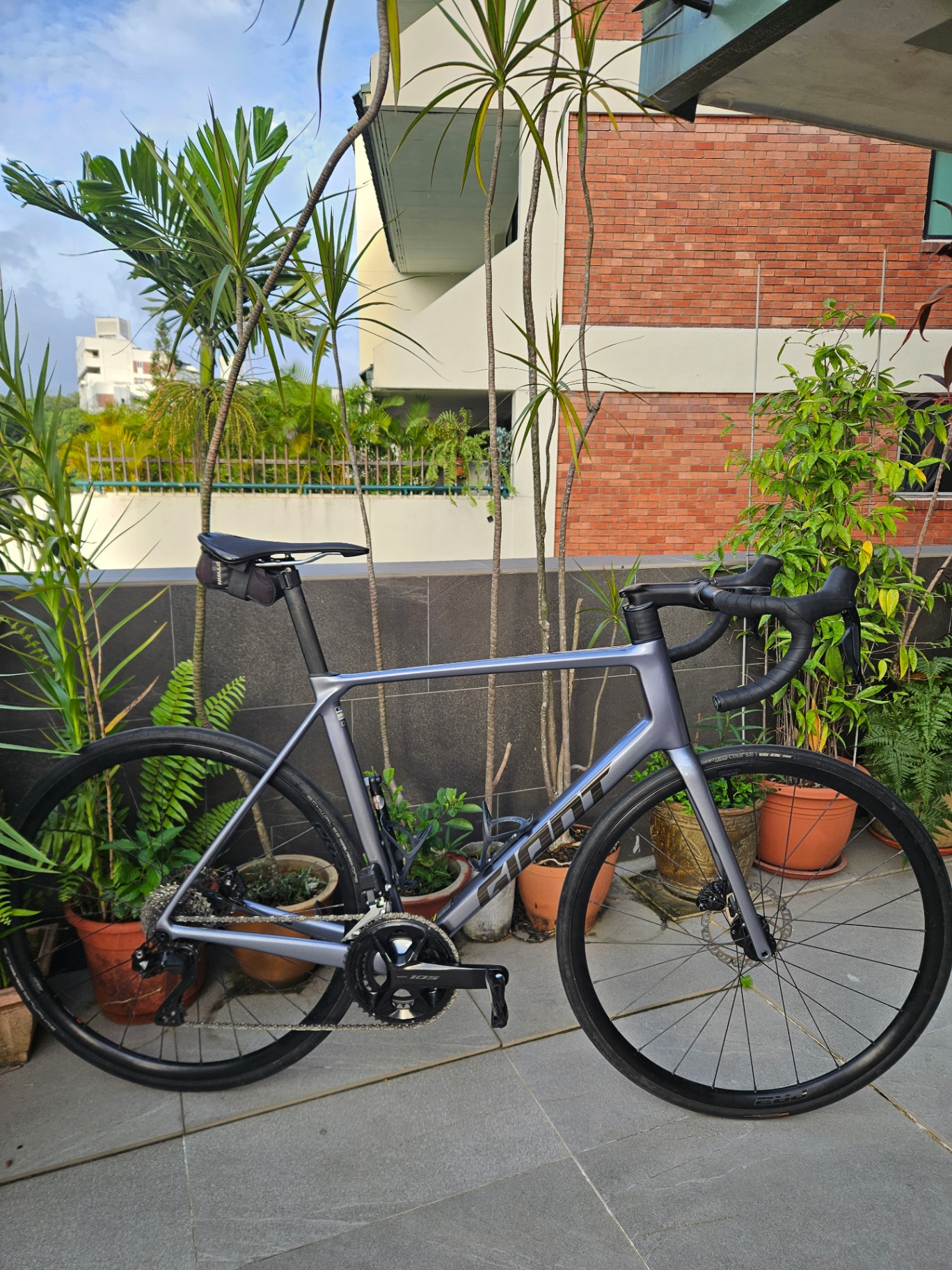 Grey Giant carbon road bike with Shimano 105 groupset
