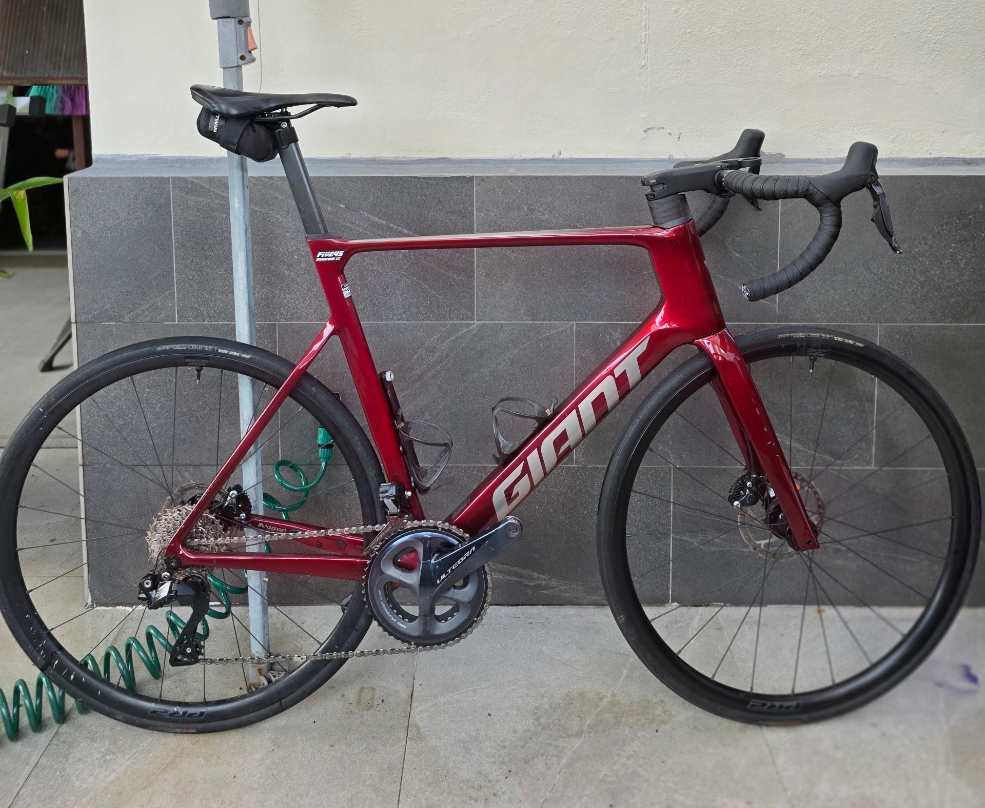 Red Giant carbon road bike from the Valley Cycles rental fleet